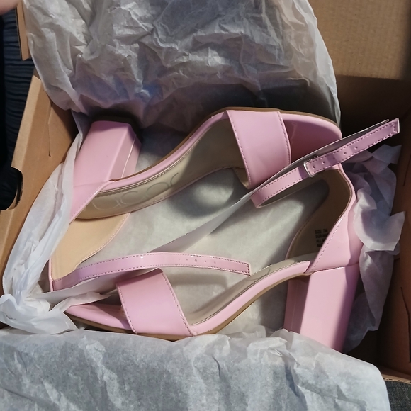 Barbie Pink Patent Heels~ Size 7~ Pink Block Heel~ Comfy & Adorable - Picture 3 of 7